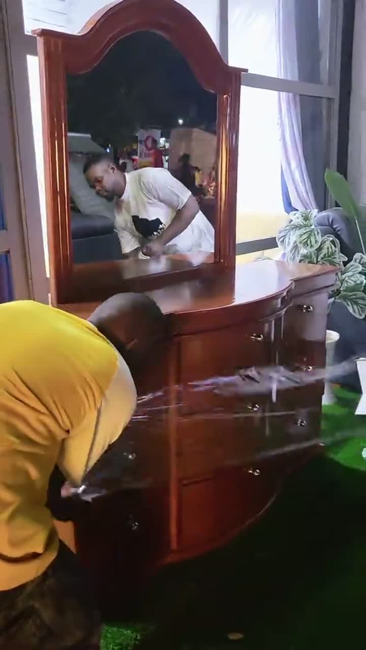 Cover ya video: Friji Ndogo ya Chumba